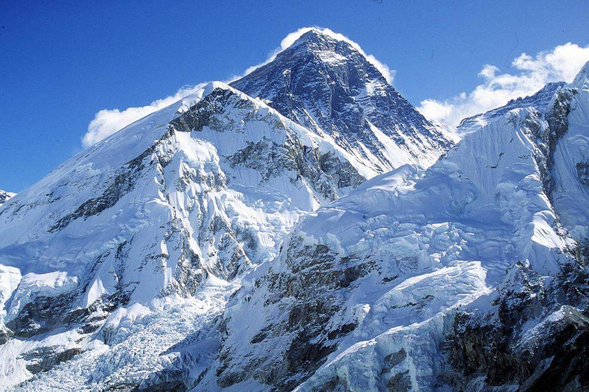 Der Mount Everest. 8848 Meter über dem Meeresspiegel liegt der höchste Gipfel der Erde an der Grenze zwischen China/Tibet und Nepal. Am 29. Mai vor 70 Jahren betraten (vermutlich) die ersten beiden Menschen das nur rund zwei Quadratmeter große Plateau auf dem "Dach der Welt": der Neuseeländer Edmund Hillary und sein nepalesicher Träger Tenzing Norgay.