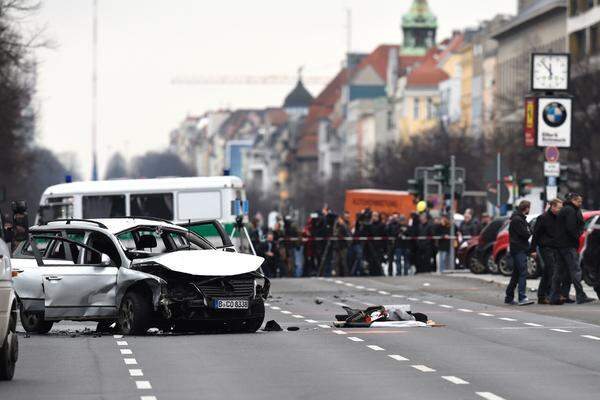 Die Polizei sperrt die Gegend großräumig ab.