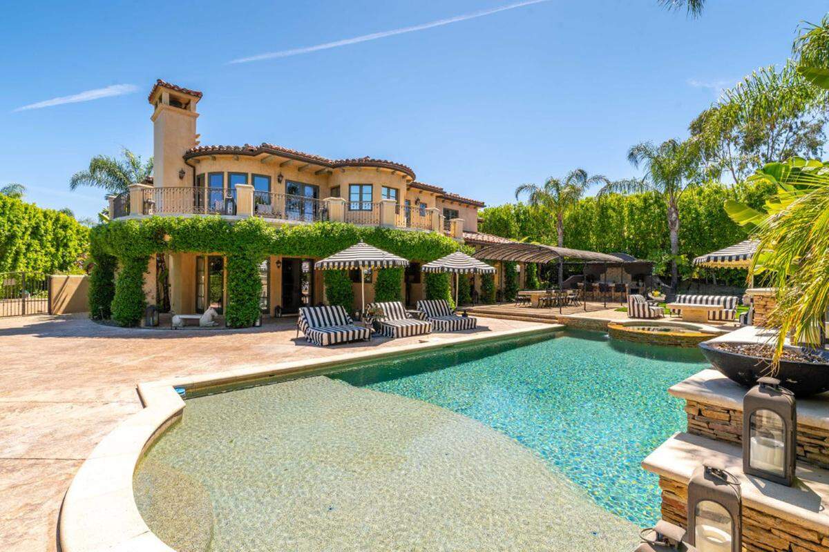 "Big Bang Theory"-Star Kaley Cuoco verkauft ihr Haus im Stadtteil Tarzana in Los Angeles. 2014 erwarb sie es von Khloe Kardashian und Lamar Odom, nun soll es für 4,895 Millionen Dollar, umgerechnet etwa 4,43 Millionen Euro, den Besitzer wechseln. 