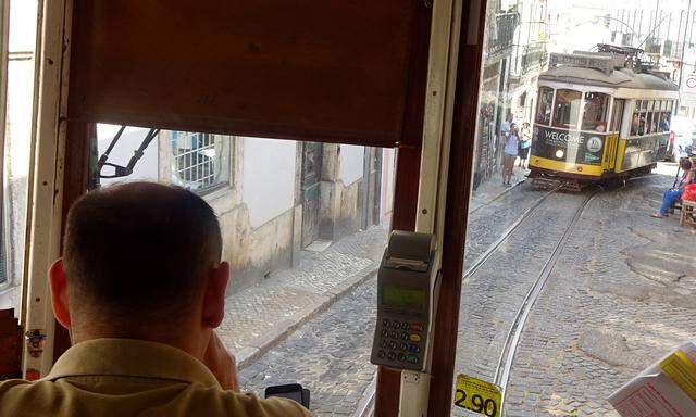 Ehrwürdig. An der einspurigen Kurvenkombination in der Alfama Lissabons signalisierten früher grüne Fahnen den 28er-Linie-Chauffeuren die freie Durchfahrt.