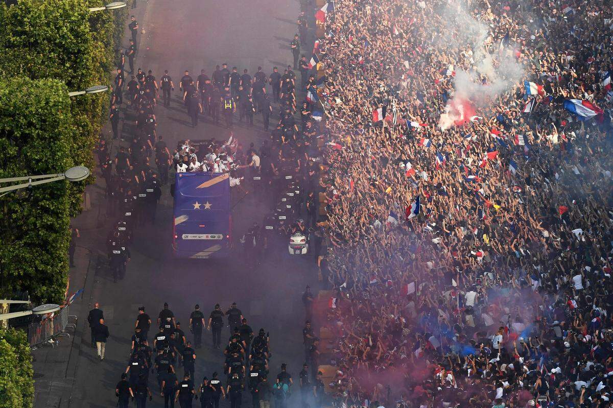 Hunderttausende Fans bejubelten ihre WM-Helden in Paris.