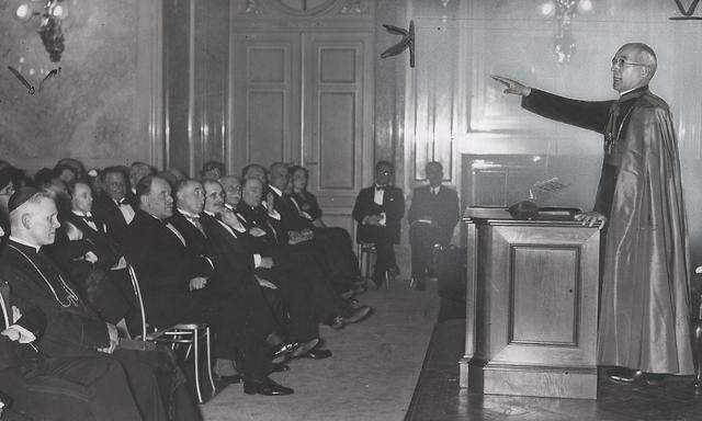 Alois Hudal im April 1937 während eines Vortrages in Wien. 