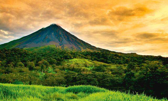 Feuer. Mehrere  Vulkane prägen  die Landesmitte Costa Ricas.