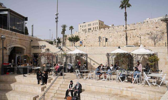 Wer geimpft ist, darf in Israel auch wieder im Schanigarten sitzen - hier ein Bild aus der Jerusalemer Altstadt.