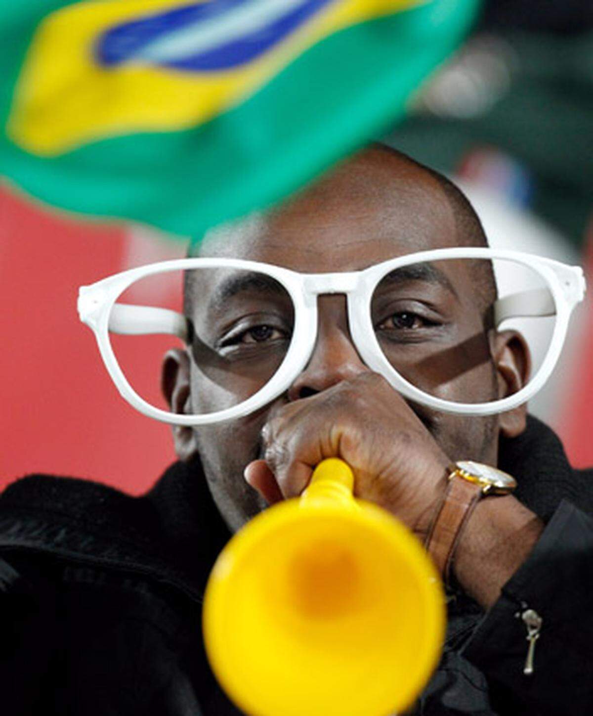 Südafrikaner sehen in der umstrittenen Vuvuzela einen "nationalen Helden". So lautet denn ein Gedicht von Mzwakhe Mbuli, das die "Sunday Times" veröffentlichte. Als "furchteinflößende Kriegslieder, die unsere Feinde nicht verstehen konnten", wird die "Musik" der Vuvuzelas gepriesen. Auch wenn die Fremden sie als "Fluch" verdammten, "bist Du unser Held", so die Ode an die Vuvuzela. Es sei "die Seichtheit ihrer Geister, dieser verdammten Rindviecher", die verhindere zu sehen, dass Vuvuzela "eine Waffe im Krieg ist".