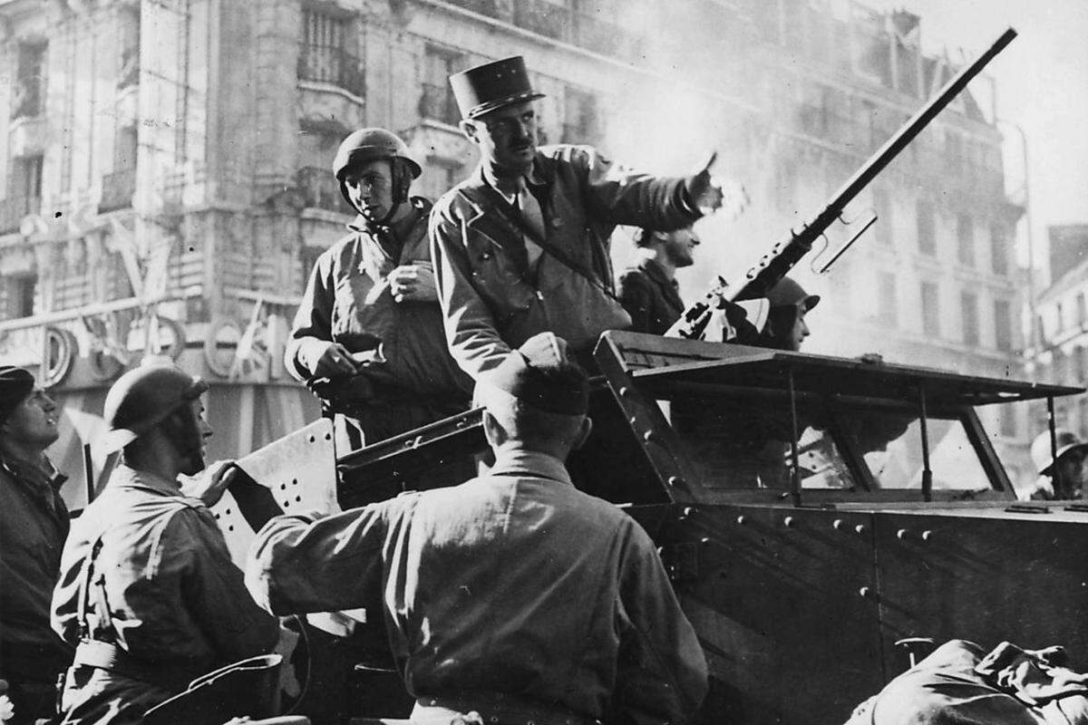 Die Alliierten planen eigentlich, Paris auf ihrem Vormarsch nach Deutschland zu umgehen. Erst am 22. August, auf Drängen de Gaulles, erhält der französische General Jacques-Philippe Leclerc (Bild) grünes Licht der USA, sich mit 15.000 Mann auf den Weg in die Hauptstadt zu machen.
