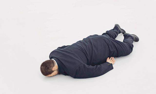 Ai Weiwei scheint wie tot am Boden zu liegen: Die lebensechte Figur heißt „Der Tod von Marat“ (2011) und stammt von He Xiangyu (*1986).