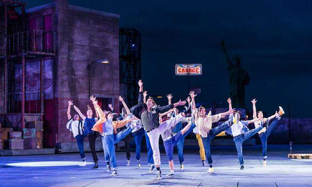 Die "Jets" am Werk: Bei der "West Side Story" in Mörbisch mangelt es nicht an eindrucksvollen Choreografien. Im Hintergrund zu erahnen: die Freiheitsstatue des Neusiedler Sees.