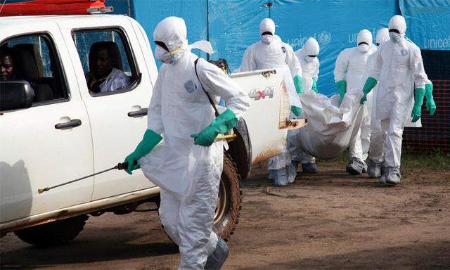 Liberia: Schutzanzüge gegen Ebola.