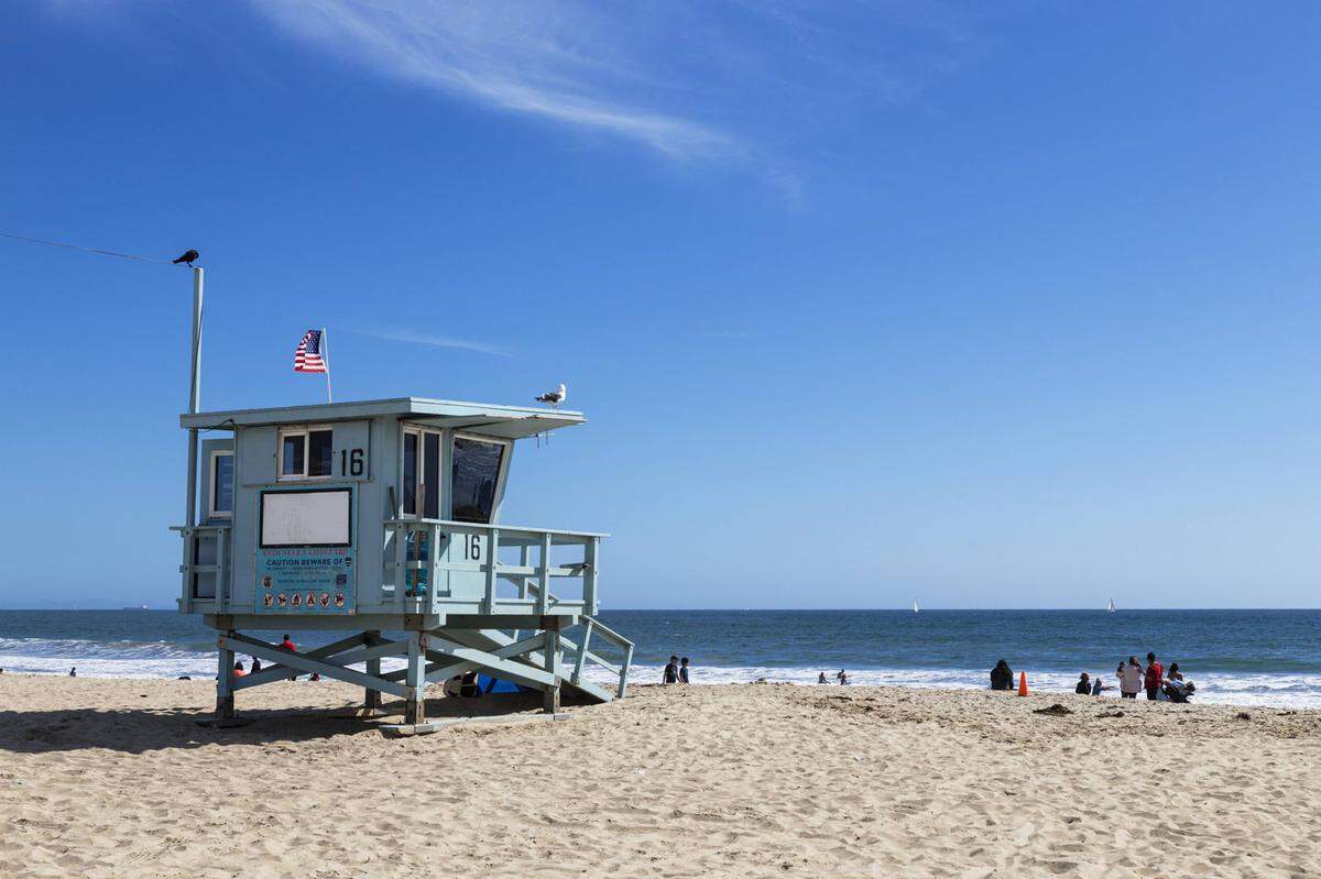 California, here we come. Typisch amerikanisch stellt man sich den weltberühmten Strand in Santa Monica mit Lifeguard-Hütte und viel Sand vor. Das stimmt zwar, von einem einsamen Strand ist man hier aber in der Hauptsaison weit entfernt.