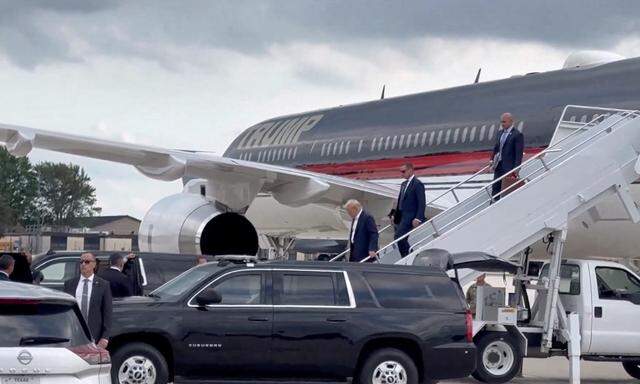 Donald Trump landet in Milwaukee vor dem Parteitag der Republikaner.