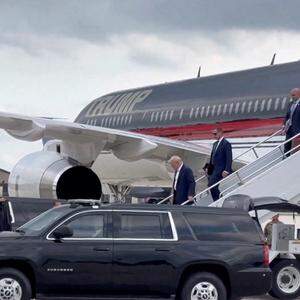 Donald Trump landet in Milwaukee vor dem Parteitag der Republikaner.