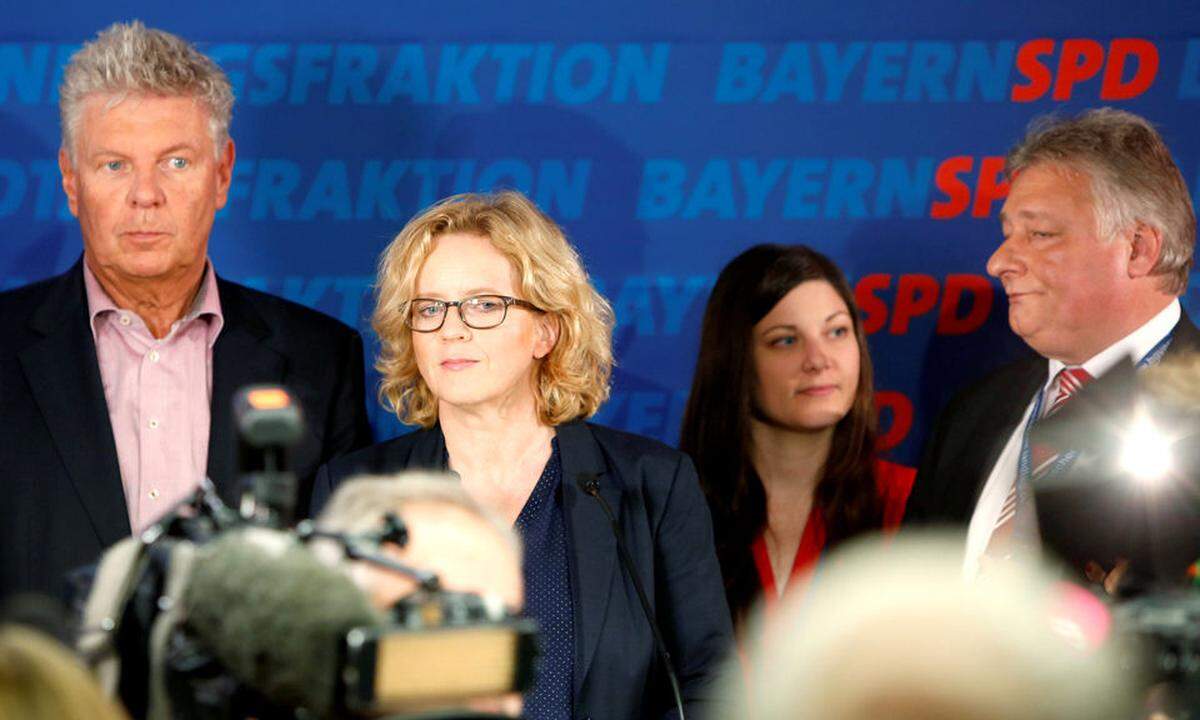 "Es tut weh, es tut unglaublich weh", sagte SPD-Spitzenkandidatin Natascha Kohnen. Die Ursache für die Wahlpleite sah sie auch in Berlin. Und sie war damit nicht allein.