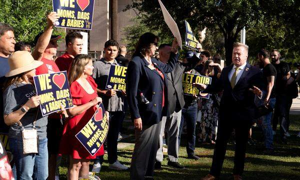 Der republikanische Senator von Arizona, Anthony Kern, spricht mit Anti-Abtreibungs-Demonstranten im Arizona State Capitol in Phoenix, Arizona.