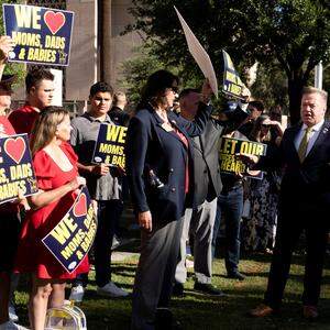 Der republikanische Senator von Arizona, Anthony Kern, spricht mit Anti-Abtreibungs-Demonstranten im Arizona State Capitol in Phoenix, Arizona.