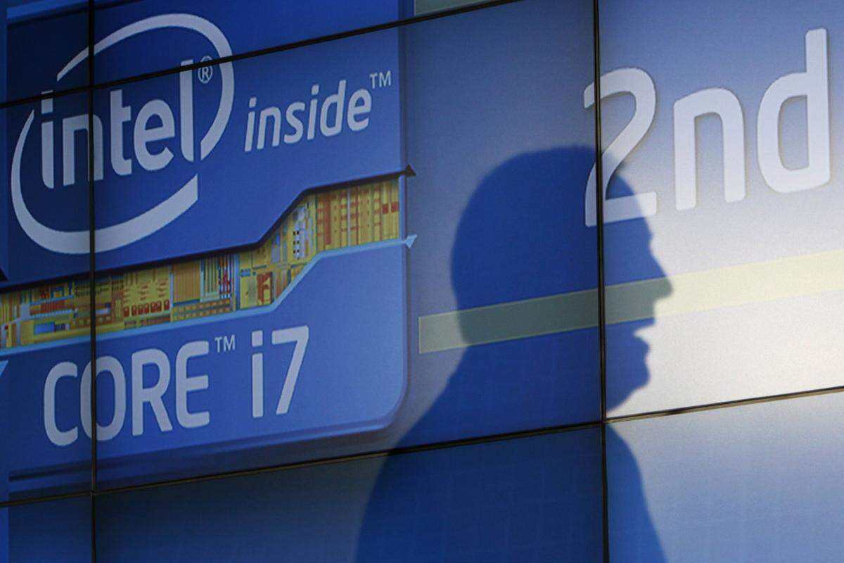 Der weltgrößte Chiphersteller Intel bringt seine neue Chipplattform Sandy Bridge auf den Markt. Im direkten Vergleich zur Vorgängertechnologie bieten die neuen Core-Prozessoren 17 Prozent mehr Leistung. Die Euphorie währt aber nur kurz. Am 31. Jänner muss Intel eine Rückrufaktion starten. Ein fehlerhafter Mainboard-Chip sorgt dafür, dass Laufwerke nicht mehr korrekt erkannt werden.