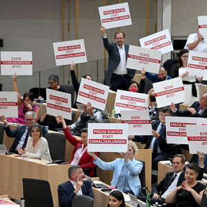 Schilder in den Reihen der SPÖ im Rahmen einer Sondersitzung des Nationalrates im Parlamentsausweichquartier in der Wiener Hofburg am Donnerstag, 23. Juni 2022