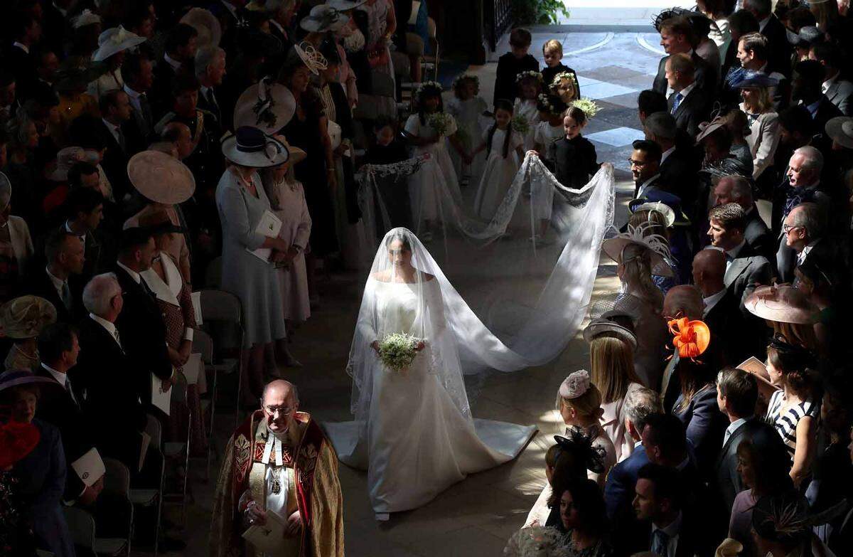 Die Braut trug ein schlicht-elegantes, weißes Kleid von Givenchy mit langem Schleier und Schleppe sowie ein diamantenfunkelndes Diadem aus dem Jahr 1932.