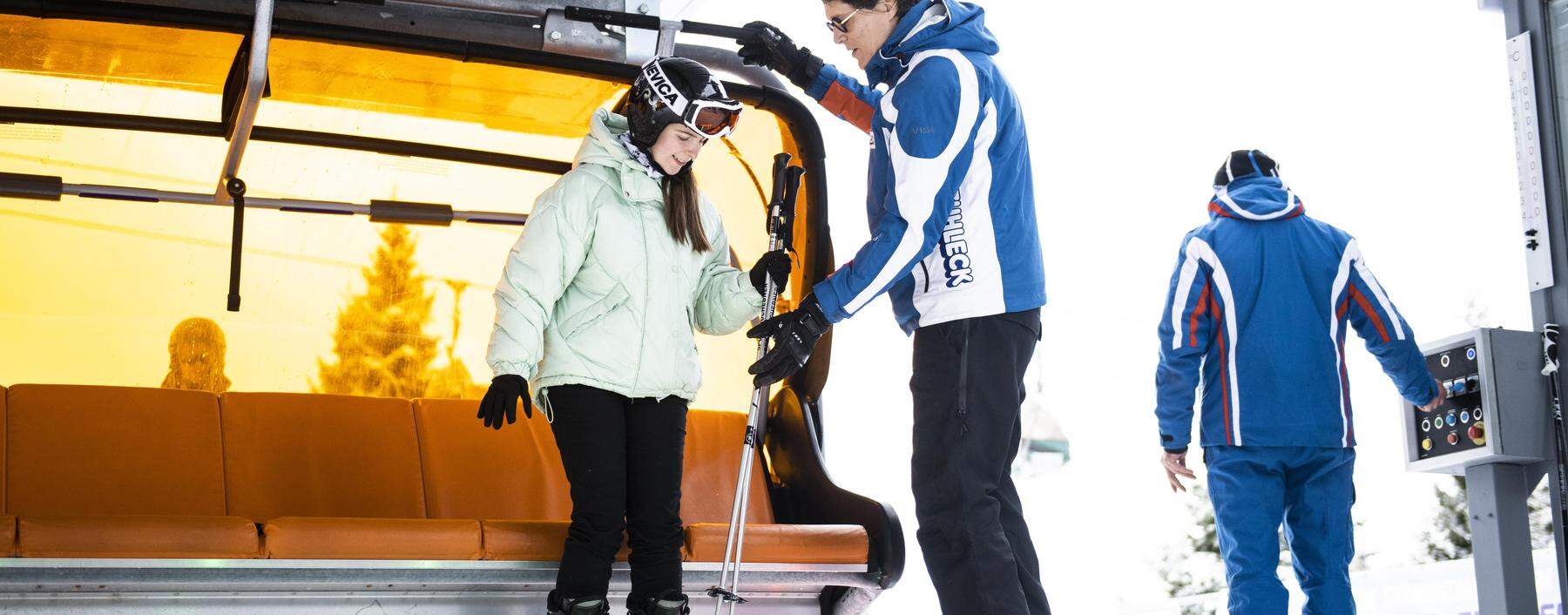 Früher Saisonstart: Fabrice Girardoni, Betreiber der Bergbahnen am Stuhleck, mit junger Skifahrerin. 