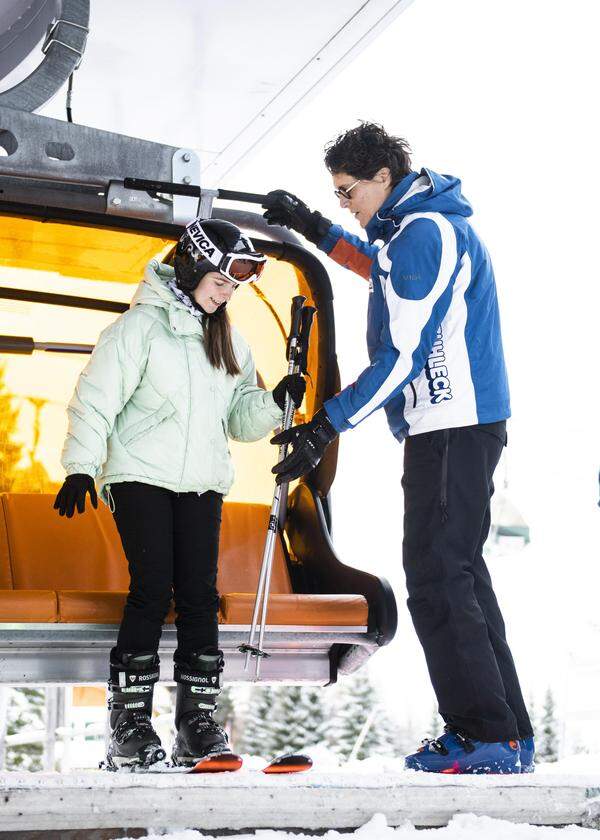 Früher Saisonstart: Fabrice Girardoni, Betreiber der Bergbahnen am Stuhleck, mit junger Skifahrerin. 