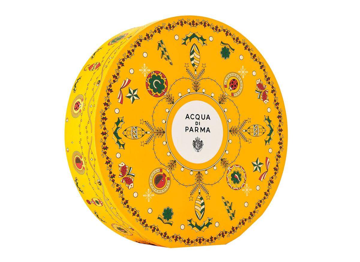 Gleich 25 Überraschungen sind im Adventskalender von Acqua di Parma zu finden, der mit weltweiten Glückssymbolen wie etwa Kleeblatt, Hufeisen oder Goldfisch verziert ist. Produkte aus den Linien Colonia und Blue Mediterraneo sind hinter den Türchen zu finden, sowie von den Signatures of the Sun und Home Collection in Original- und Reisegrößen<em>. Acqua di Parma, 473 Euro.&nbsp;</em>