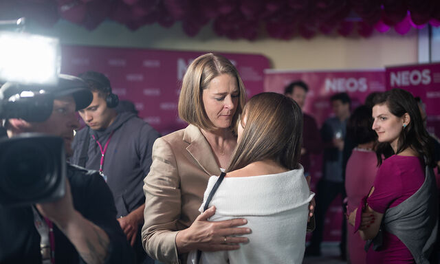 Trost für Landesrätin Andrea Klambauer am Wahlabend: Die Neos fliegen in Salzburg aus Regierung und Landtag. ng und Landtag. L: KLAMBAUER (NEOS)