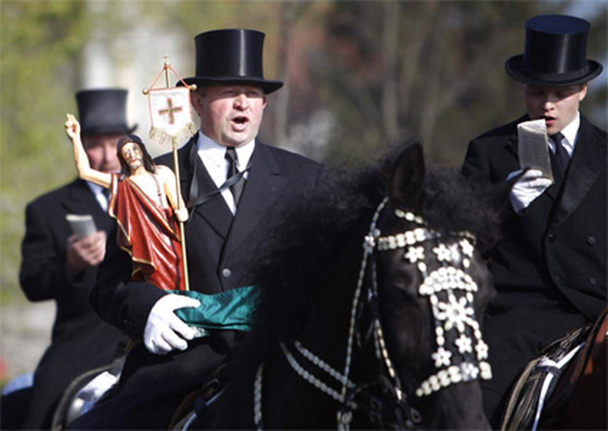 Die slawische Minderheit der Sorben feiert Ostern hoch zu Ross. Mehr als 1000 Reiter nahmen an diversen Paraden teil, um die Auferstehung Jesu Christi zu feiern.
