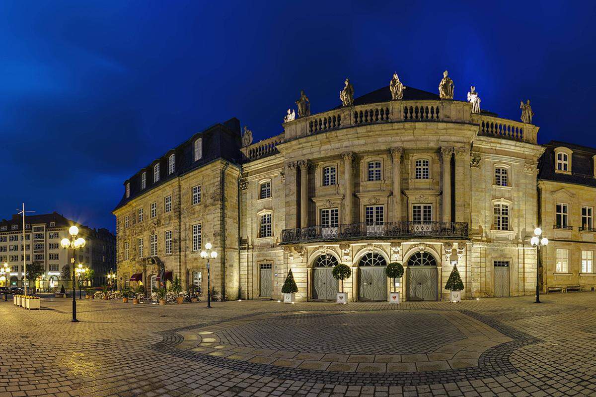 Auch die Restaurierung des Markgräflichen Opernhauses in Bayreuth dauert länger als geplant. Das Haus könne frühestens im April 2018 wieder öffnen, hieß es vor Kurzem. Der 2012 von der Unesco zum Weltkulturerbe gekürte Barockbau wird seit einigen Jahren saniert, die Wiedereröffnung war für 2017 geplant. Im November 2014 hatte eine undichte alte Leitung den neuen Technikkeller unter der Bühne geflutet. Geschätze Kosten: 32 Millionen Euro. 