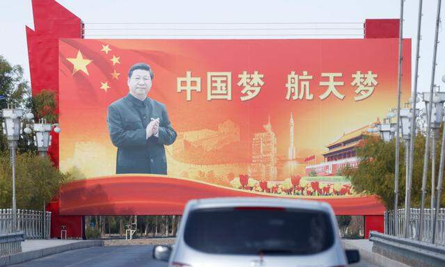 Werbetafel mit dem Konterfei von Xi Jinping 