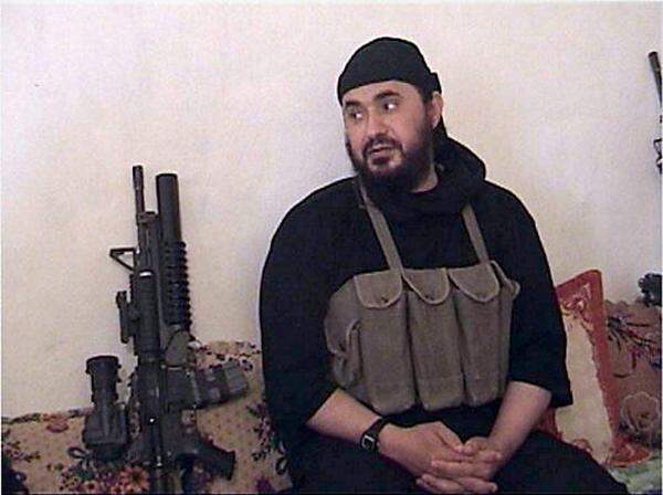 Zum Gesicht des jihadistischen Terrors im Irak wird der jordanische Extremist Abu Musab al-Zarqawi. Er führt eine Untergrundgruppe an, die später al-Qaida-Chef Osama bin Laden die Treue schwört und sich in "al-Qaida im Zweistromland" umbenennt. Mit zahlreichen blutigen Attentaten auf schiitische Moscheen provozieren Zarqawis Männer einen Bürgerkrieg zwischen schiitischen und sunnitischen Milizen. In Zarqawis Gruppe liegen auch die Ursprünge der späteren Terrormiliz "Islamischer Staat" (IS).