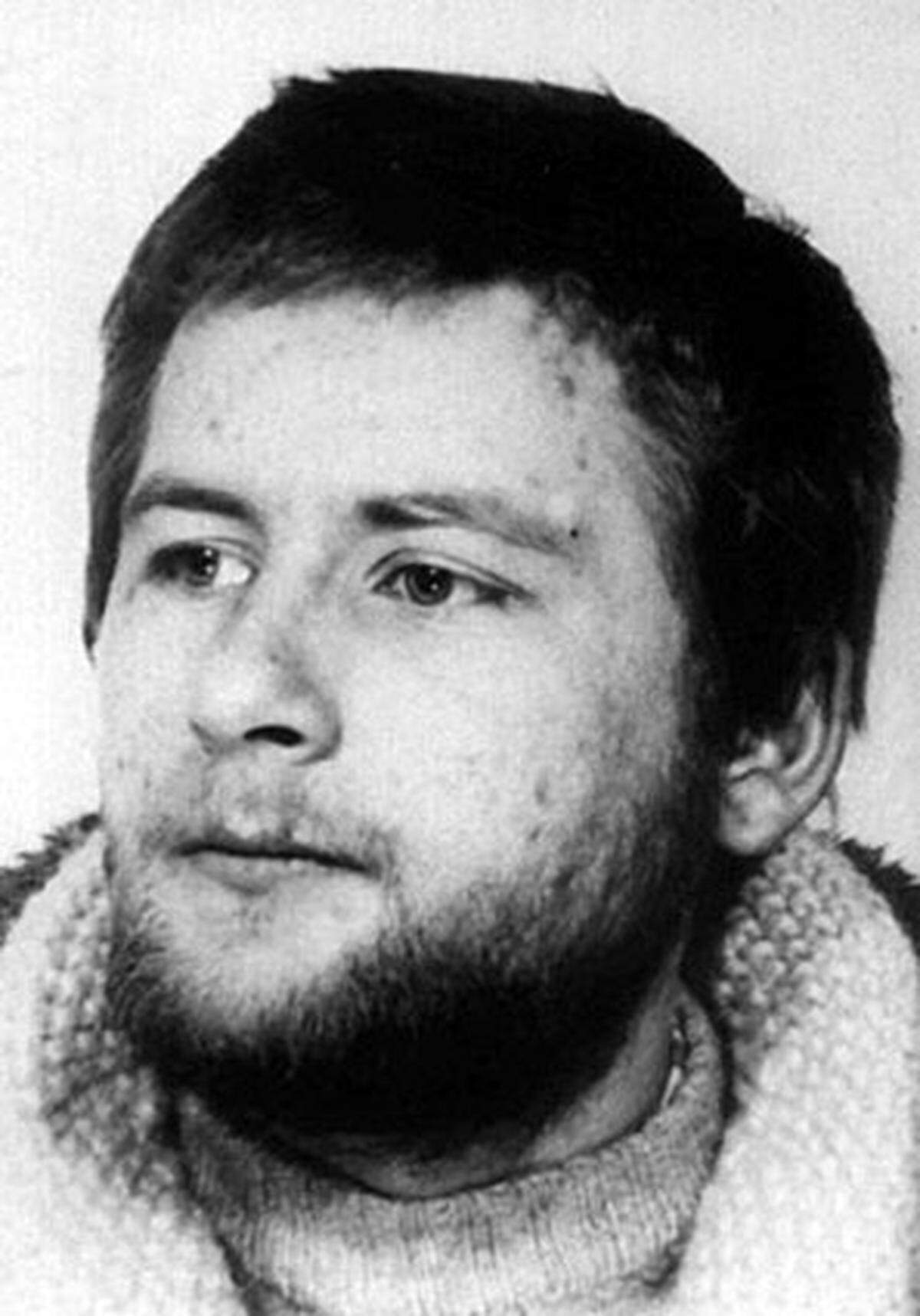 27. Juni 1993: Bei einer missglückten Festnahme der Terroristen Wolfgang Grams (Bild) und Birgit Hogefeld wird der Grenzschutzbeamte Michael Newrzella auf dem Bahnhof von Bad Kleinen in Mecklenburg-Vorpommern erschossen. Grams stirbt ebenfalls, Hogefeld wird verhaftet.