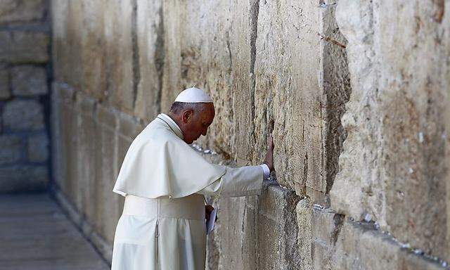 Papst Franziskus an der Klagemauer in Jerusalem.