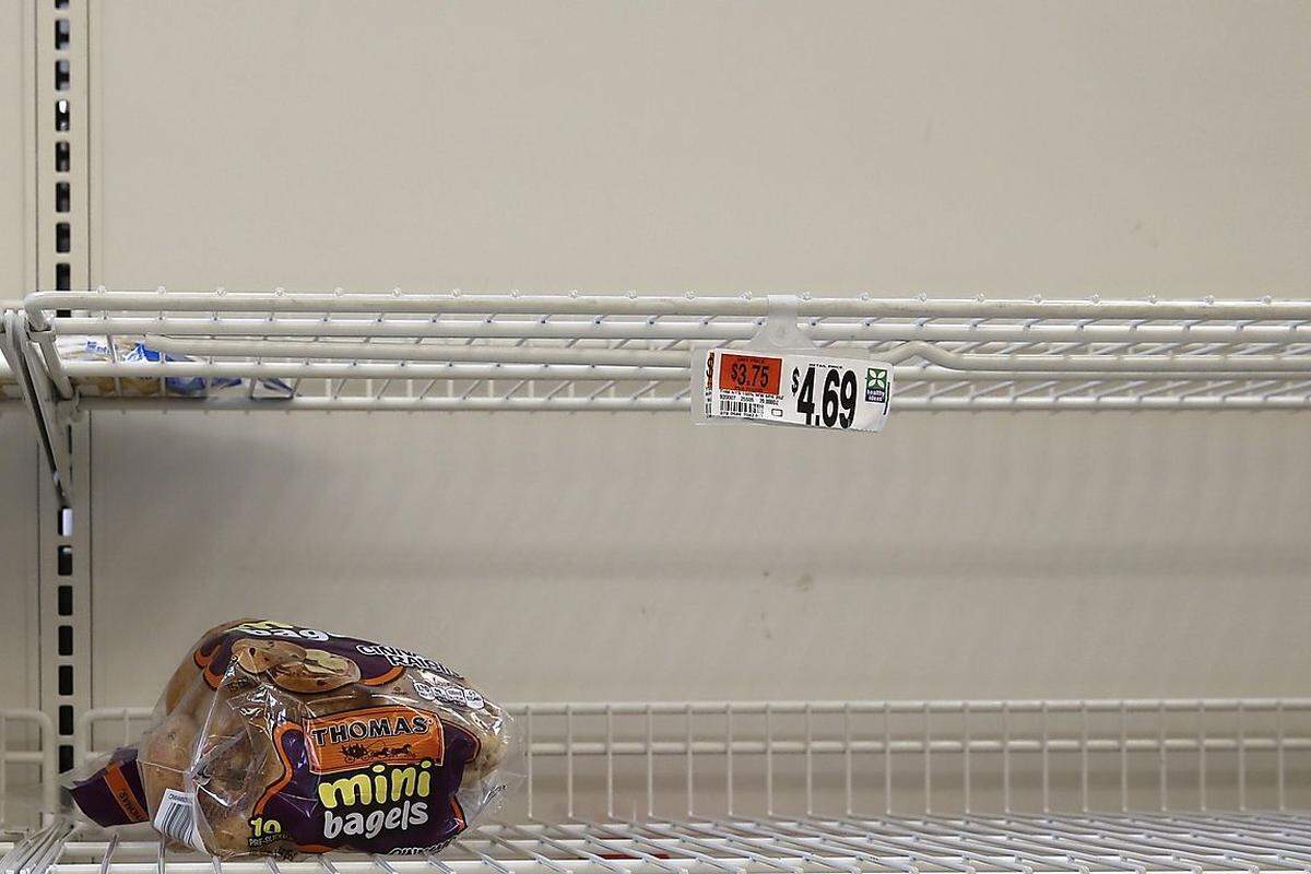 Ein fast leeres Gebäckregal in einem Supermarkt in Port Washington: Die Nachricht, dass die Bevölkerung am Dienstag in den Häusern bleiben müsse, sorgte am Montag für regelrechte Hamsterkäufe.