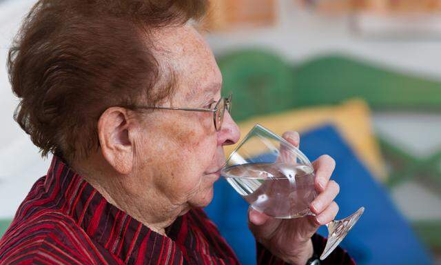 Seniorin mit Wasserglas