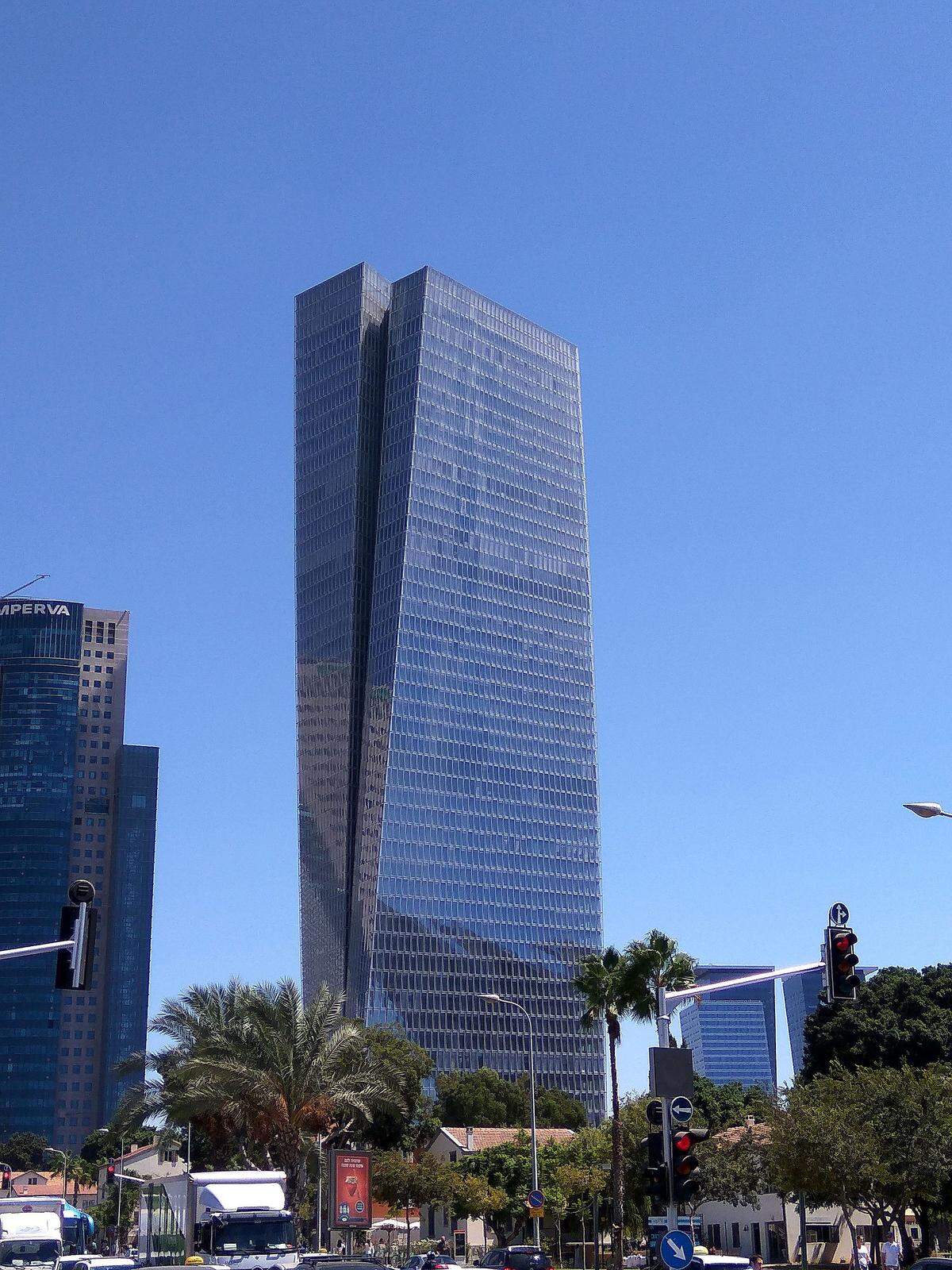 In Tel Aviv liegt der auf Platz sechs gereihte Azrieli Sharona.Es ist das zurzeit höchste fertiggestellte Gebäude in Israel.Der Turm dreht sich um zwei verschiedene Achsen, welche ihm sein charakteristisches Aussehen geben. 