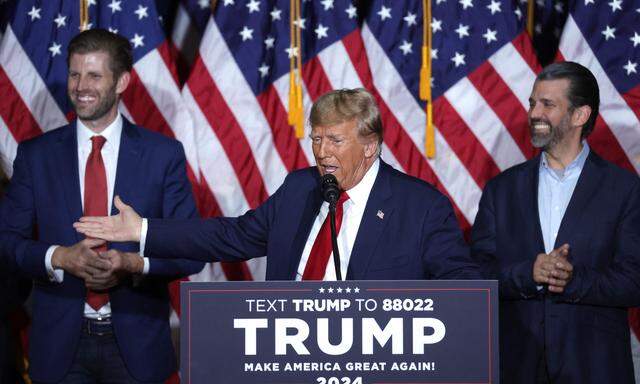 Donald Trump mit seinen Söhnen Eric Trump and Donald Trump Jr. am Vorabend der Wahl.