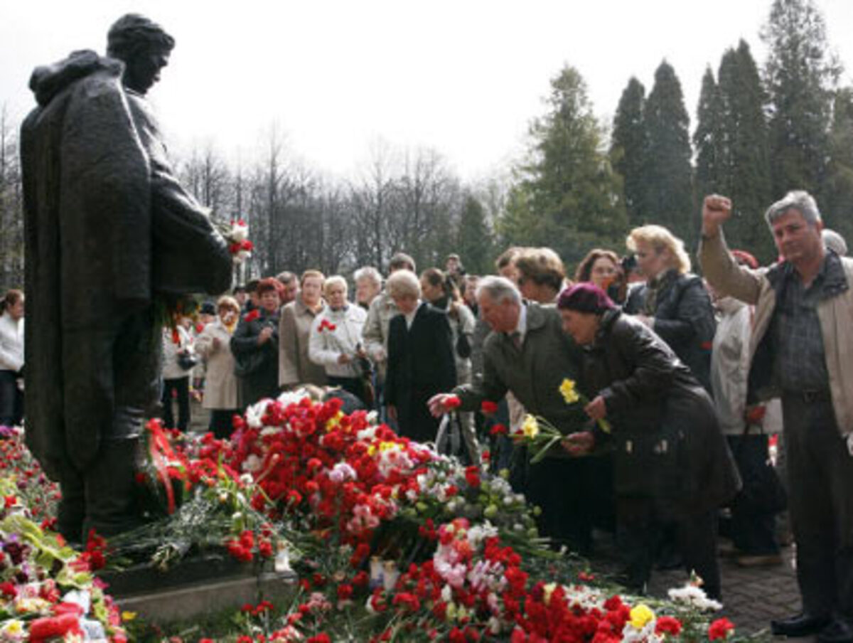 Denkmalstreit mit Estland  Die EU ist beunruhigt über die Ausschreitungen und die Blockade der estnischen Botschaft in Moskau, die auf die Verlegung eines sowjetischen Kriegerdenkmals in Estland folgten. Der Streit offenbart das tiefe Misstrauen zwischen Moskau und den Baltenstaaten.