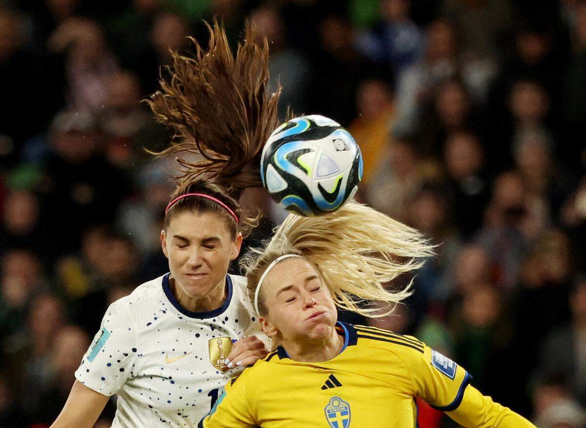 06. August. US-Spielerin Alex Morgan im Zweikampf mit der Schwedin Amanda Ilestedt bei der FIFA Frauen-Weltmeisterschaft.