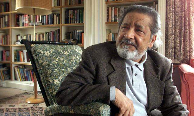 r V.S. Naipaul in seinem Haus in der Nähe von Salisbury, Wiltshire, 11. Oktober 2001, nachdem bekannt wurde, dass er den Nobelpreis für Literatur erhalten hat. 