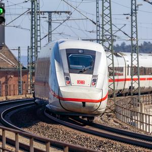 Die Deutsche Bahn will heuer Jahr 2000 Kilometer Gleise und 2000 Weichen sowie 150 Brücken und 1000 Bahnhöfe erneuern oder erweitern. 