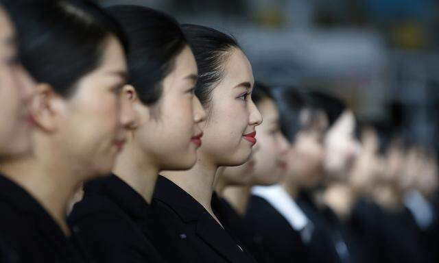 Japans Frauen kämpfen gegen die strengen Vorschriften zum Aussehen am Arbeitsplatz.
