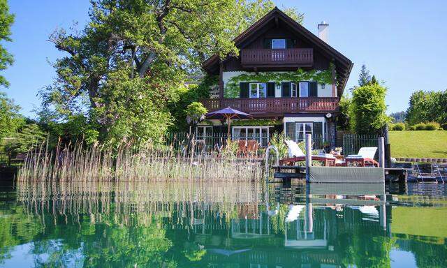Von der Terrasse ins Wasser: Seehaus in Pörtschach. 
