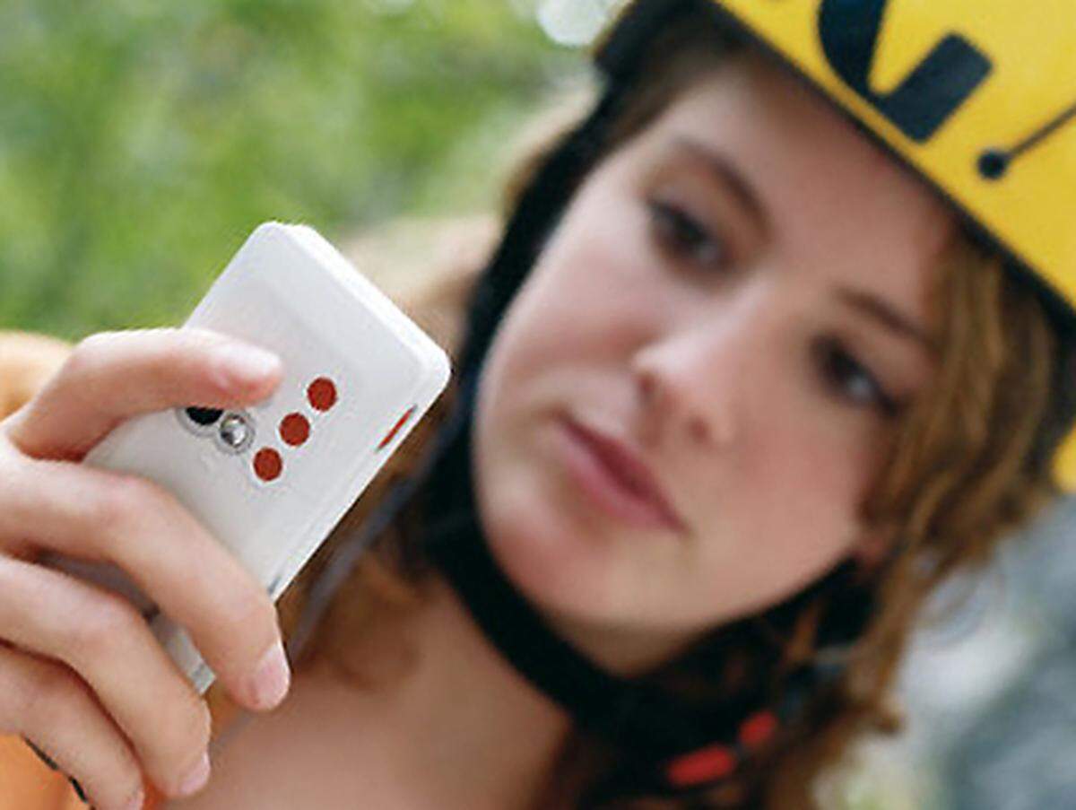 Die Mobilkom Austria bemüht sich um das Wohl ihrer Kunden. „Tipps zum richtigen Einsatz der Handys am Berg“, verspricht eine Broschüre. Darin steht, worauf's ankommt, wenn der Berg gefährlich wird. Wir zitieren einige Anregungen: 1) „Handy mitnehmen“ (Aha); 2) „Auf geladenen Akku achten“ (Aha Nr. 2); 3) „Handy einschalten – gerne auch auf lautlos“; 4) „Mobilbox ausschalten, damit man für die Rettung erreichbar ist (dabei ist das Ding ja lautlos?); 5) „Sich informieren, was zu tun ist, wenn man keinen Empfang hat.“ (ja, was?). Das mit den „Funkschatten“ bleibt also ungeklärt. Warum die Mobilkom mit dieser Information hinterm Berg hält? Nun, schlechten Empfang gibt es ja bei der A1-Flächendeckung von 99 Prozent nicht. Blöd nur, dass eben dieses eine Prozent auf die Bergregionen fällt.