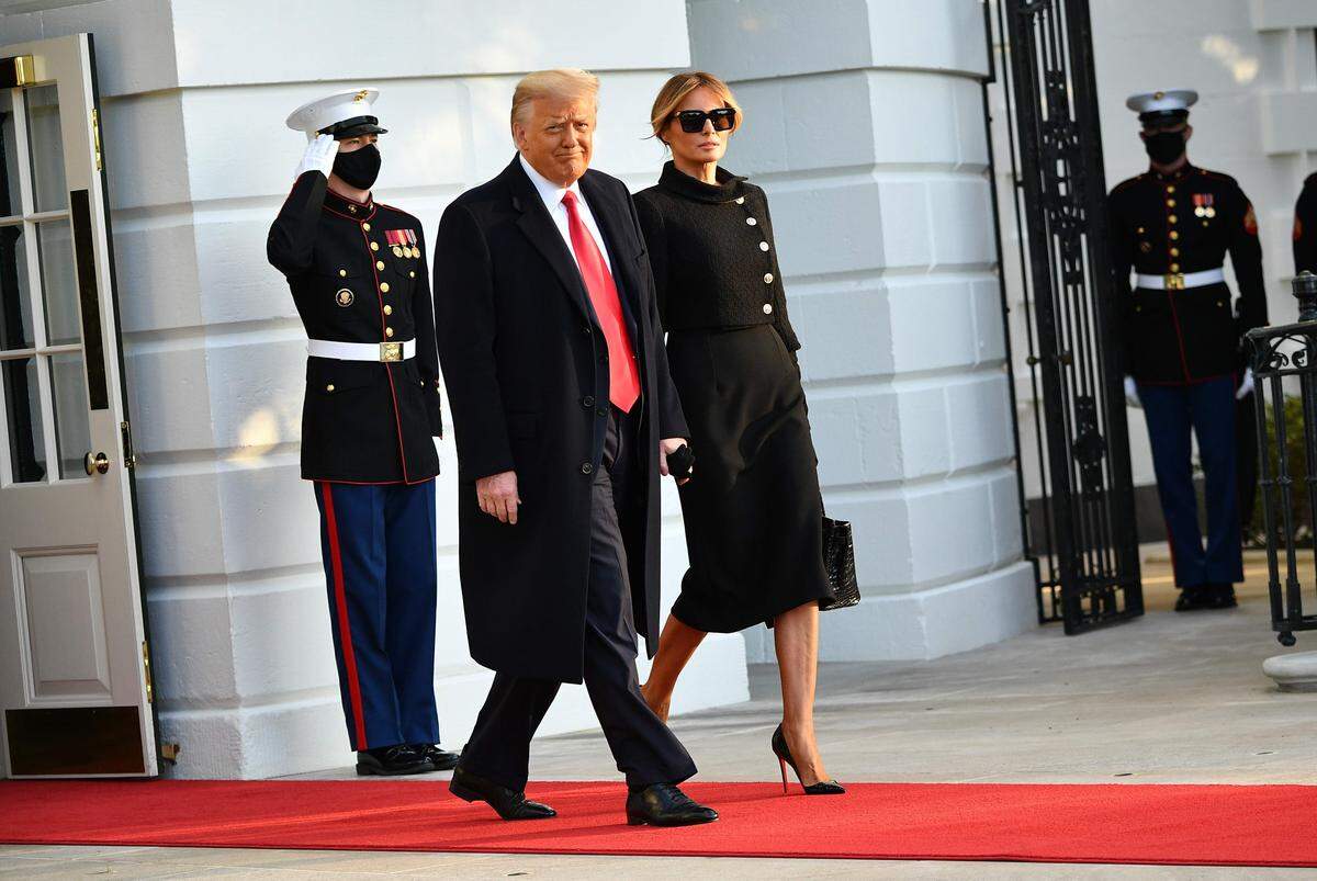 Ein letztes Mal als Präsident und First Lady verließen Donald Trump und seine Frau Melania Mittwoch in der Früh das Weiße Haus in Washington. Bevor um 12 Uhr sein Nachfolger Joe Biden angelobt wird, hielt Trump am Militärflugplatz Andrews eine kurze Abschiedsrede.