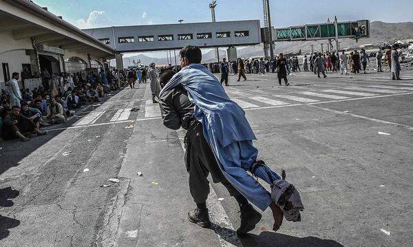 Hunderte oder vielleicht auch Tausende Menschen hatten sich seit Sonntag zum Flughafen aufgemacht, um aus dem Land zu kommen. Bei Tumulten gab es mehrere Verletzte und Tote.