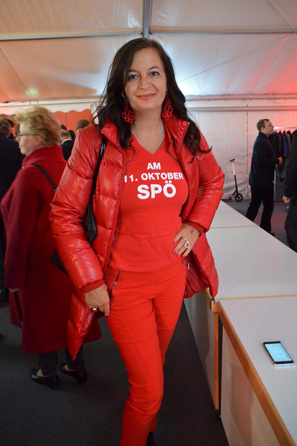 Umweltstadträtin Ulli Sima trägt ihre politischen Ansichten auf der Haut: Selbst die Winterjacke ist SPÖ-Rot. Sie freut sich über den "unglaublich deutlichen" Abstand zwischen SPÖ und FPÖ.