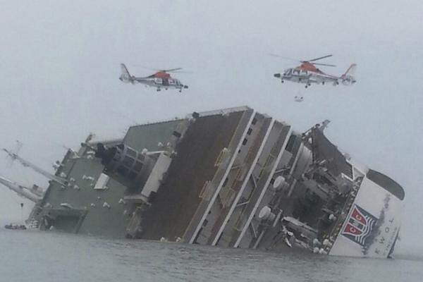 Die Fähre dürfte auf einen Felsen aufgelaufen sein und sank in kurzer Zeit. Er habe ein "starkes pochendes Geräusch" gehört, bevor das Schiff gestoppt habe, sagte ein Passagier per Telefon dem Kabelsender YTN. Auch ein abruptes Wendemanöver der Fähre könnte Ursache sein.