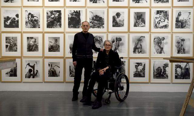 Das Ehepaar Brus im Belvedere 21, das zum 80. Geburtstag des Künstlers eine umfassende Retrospektive zeigt.