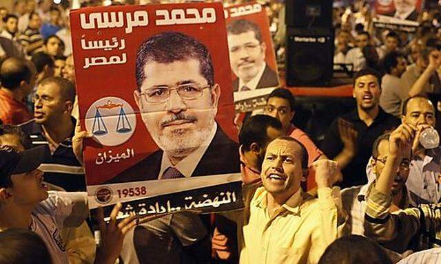 Hunderte Ägypter feierten die Entlassung der Militärführung.