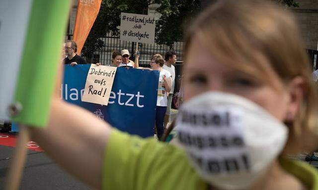 Protest Dieselgipfel Umweltschutzverbaende protestieren vor dem Bundesministerium fuer Verkehr und dig